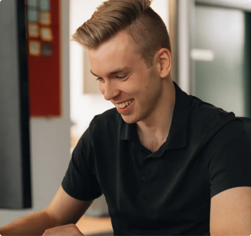 A Setsail Marketing team member smiling at his monitor
